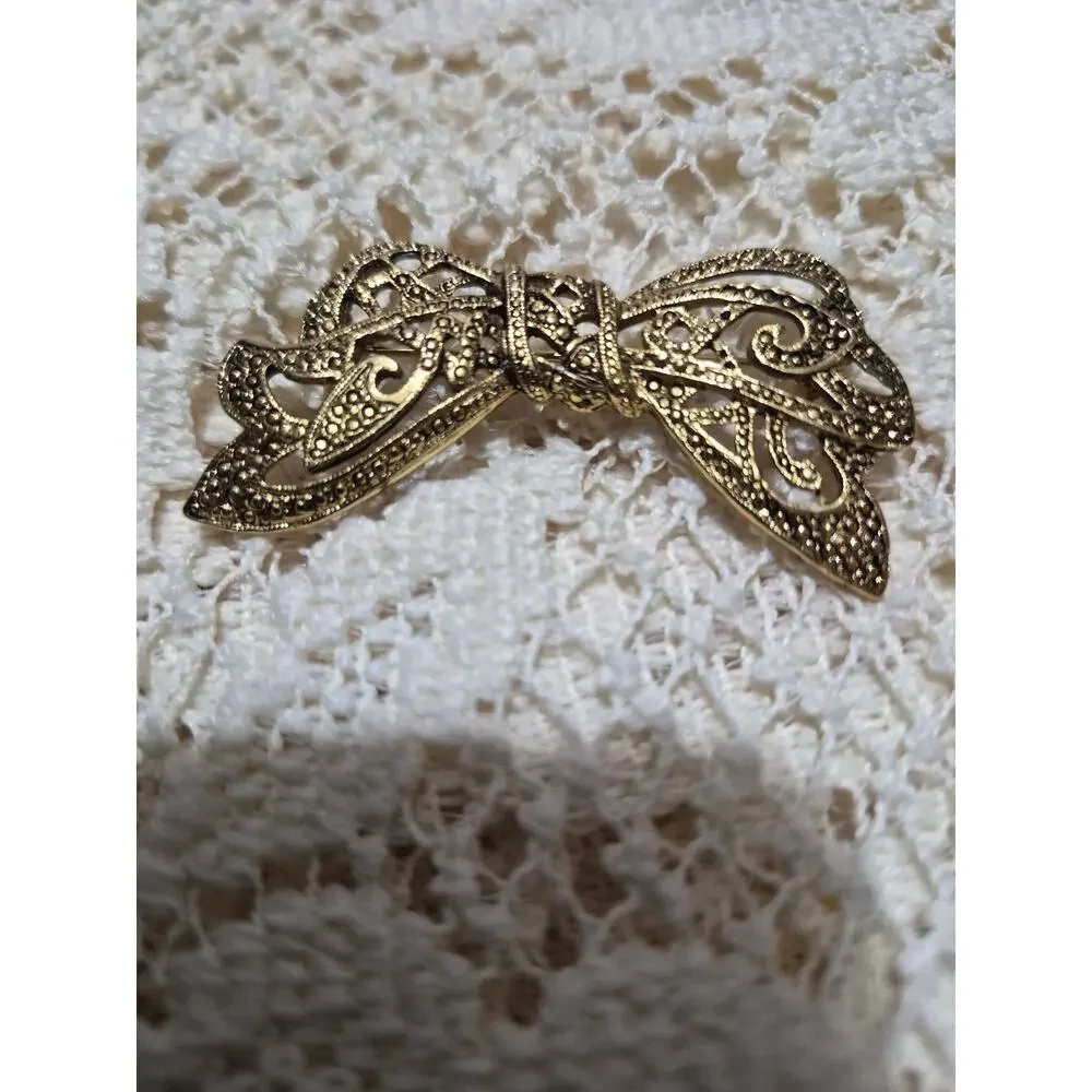 Authentic vintage filigree 1990'S Gold-tone Brooch